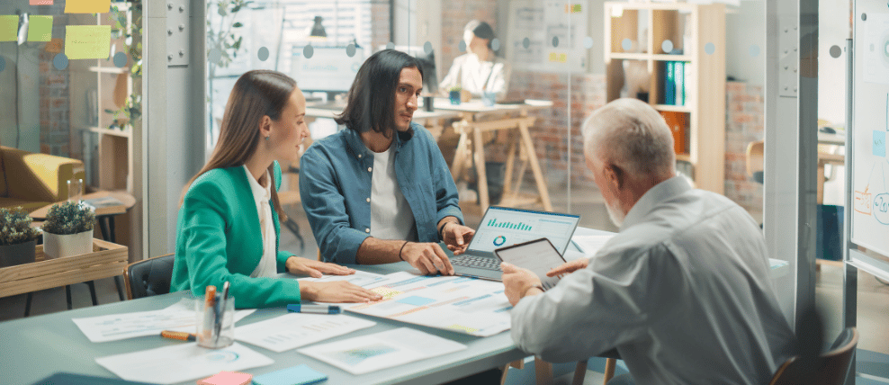 members-of-project-team-discuss-program-level-change-management